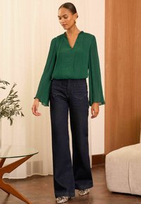 Love & Roses PLEATED V NECK FLUTE SLEEVE - Blūze - green