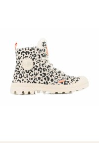 Botas alta con estampado de leopardo en beige y negro, con parte superior de tela texturizada, suela de goma, cierre con cordones en la parte delantera y un parche de logo redondo.