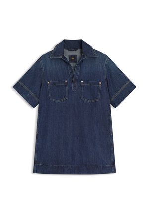 Cămașă din denim albastru închis cu mâneci scurte, guler, două buzunare frontale la piept și cusături contrastante vizibile, așezată plat pe un fundal alb.