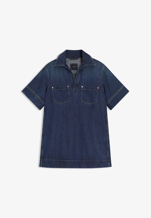 Cămașă din denim albastru închis cu mâneci scurte, guler, două buzunare frontale la piept și cusături contrastante vizibile, așezată plat pe un fundal alb.