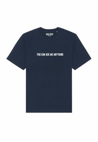 T-shirt en coton bleu marine à manches courtes et col rond. Présente un texte blanc sur le devant qui dit "VOUS POUVEZ ME DEMANDER N'IMPORTE QUOI".