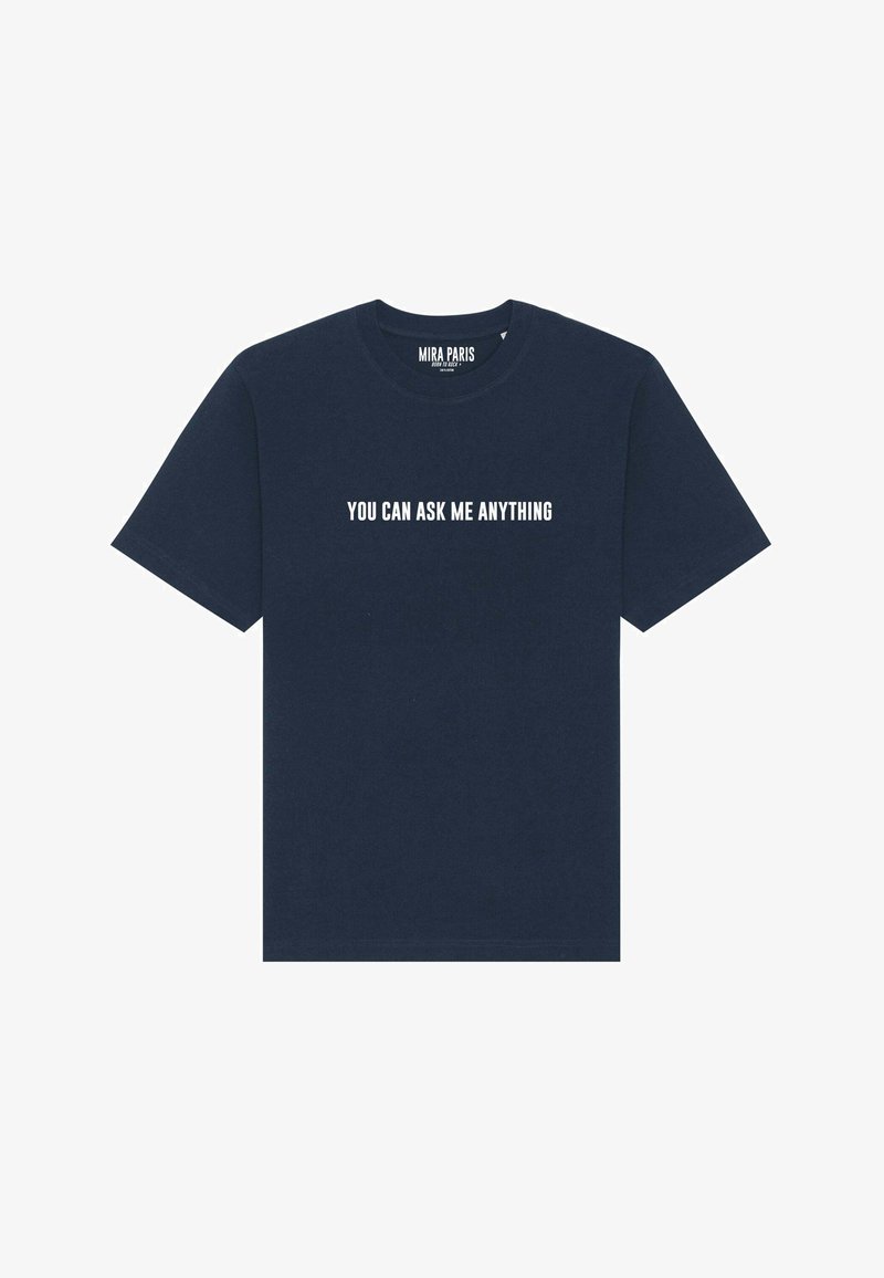 Navyblauwe katoenen t-shirt met korte mouwen en een ronde hals. Voorzien van witte tekst die op de voorkant "JE KUNT ME ALLES VRAGEN" zegt.