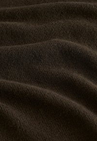 Tejido de punto marrón oscuro con una textura suave, que presenta suaves ondulaciones y un patrón consistente en toda su extensión. Ideal para confección de prendas o tapicería.