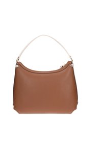 Borsa a mano in pelle marrone con finitura testurizzata e tracolla crema, caratterizzata da una parte superiore arcuata, accessori dorati e chiusura con zip.