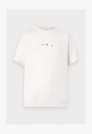 Hvit t-skjorte med korte ermer med små lilla blomster og lysegrønne stilker brodert over brystet under kragen.