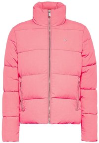 Růžová péřová bunda s vysokým límcem, předním zipem a horizontálním prošíváním. Má boční kapsy a logo na horní části hrudníku.