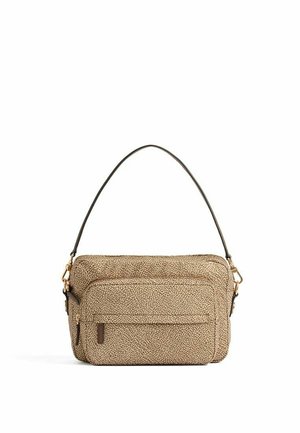Borsa a tracolla beige con texture, tasca frontale con zip e tracolla nera regolabile con accessori dorati su sfondo bianco.
