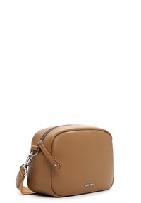 Pequeño bolso bandolera de cuero marrón con cierre de cremallera, correa ajustable y herrajes en tono plateado, con la marca "Suri Frey" en el frente.