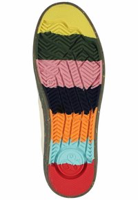Bunte Schuhsohle mit Abschnitten in Gelb, Dunkelgrün, Pink, Marineblau, Orange, Hellblau und Rot, versehen mit strukturierten Mustern für besseren Halt.