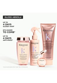 El set de cuidado capilar Kérastase Gloss Absolu presenta botellas rosas brillantes con diseños elegantes. Incluye un champú, leche de glaseado y gotas de brillo.