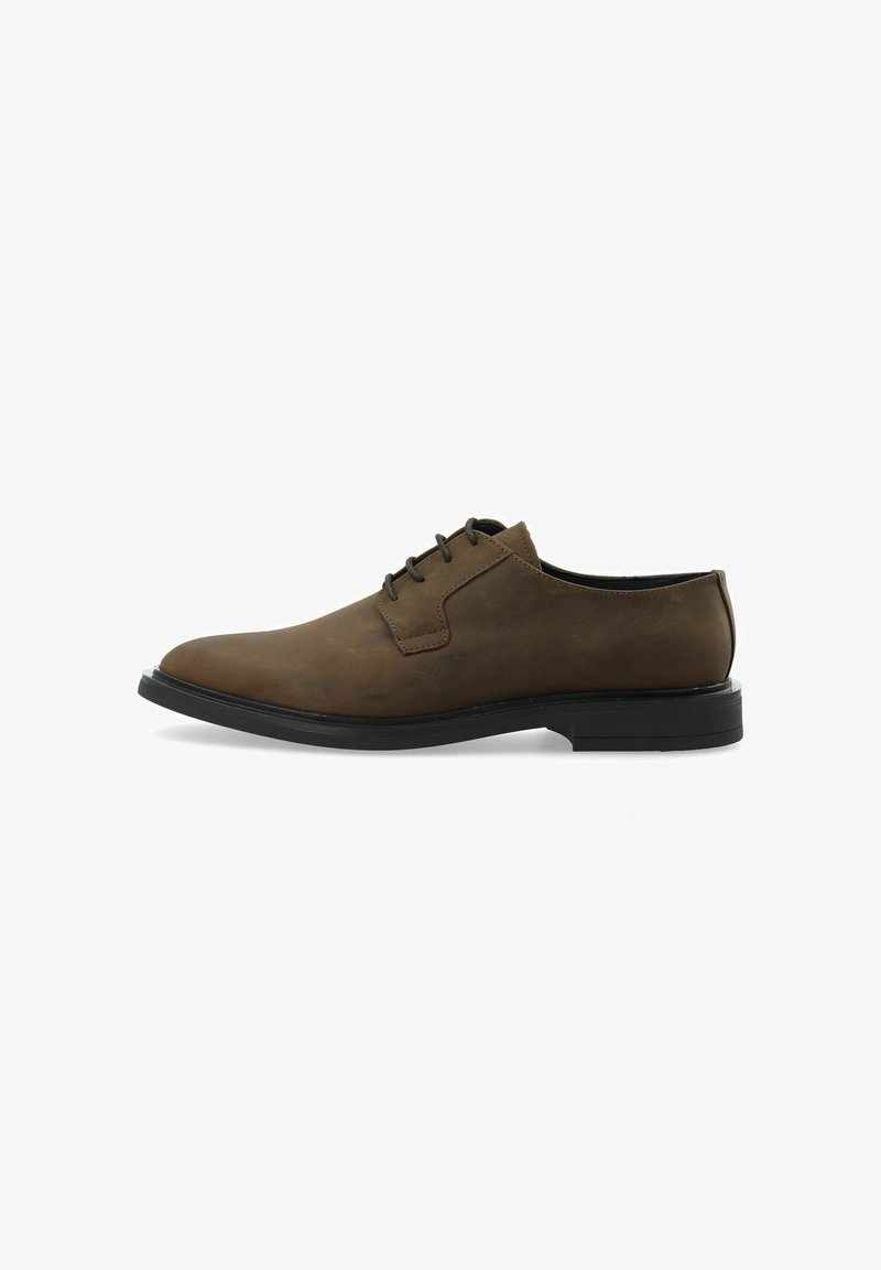 Chaussure habillée en cuir marron, à lacets, avec un bout arrondi, une semelle en caoutchouc noir et des détails de texture subtile sur la tige.