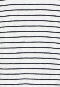 Tessuto a righe bianco e nero con texture liscia, caratterizzato da linee orizzontali. Le righe variano in larghezza, con uno sfondo prevalentemente bianco.