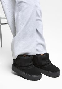 Bershka MIT FELL - Bottes de neige - black