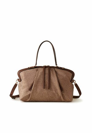 Sac à main marron texturé avec doubles poignées supérieures et bandoulière amovible, design structuré avec détails plissés à l'avant.