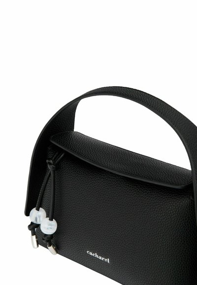Borsa nera strutturata realizzata in pelle testurizzata. Presenta una maniglia curva, una chiusura a pattina e cordini decorativi con perline.
