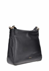 Borsa a tracolla in pelle nera con una texture morbida, chiusura a zip superiore e dettaglio del logo dorato sulla parte anteriore.
