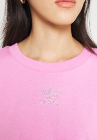 adidas Originals CROPPED TEE - Pamata T-krekls - bliss orchid