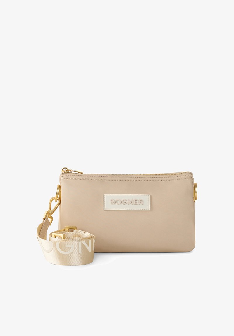 Beige nylon clutch taske med en gylden lynlås, prydet med et hvidt logo-patch og et aftageligt stofrem med et gentagende logomønster.