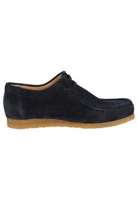 Marineblaue Wildlederschuhe mit niedrigem Profil, runder Zehenpartie und genähten Details. Die braune Gummisohle sorgt für Traktion und Stabilität. Schnürsenkel an der Zunge.