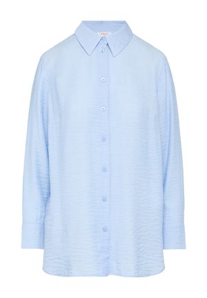 Camisa de botones de color azul claro, hecha de una tela texturizada, con mangas largas, un cuello clásico y botones a juego en la parte delantera.