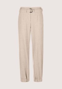 Beige op maat gemaakte broek met een riem met een ronde metalen gesp, geplooide voorkant en manchetvoeten, gemaakt van textuurstof.