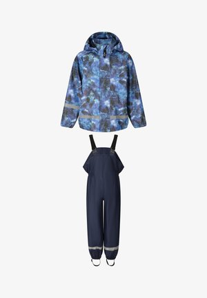 Børne regnsæt i to dele med blå camouflage hættejakke og mørkeblå vandtætte overalls med justerbare stropper og reflekterende bånd.