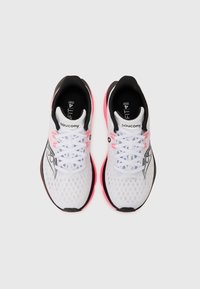 Hvite joggesko med rosa detaljer, mesh overdel og svart hæl. Har snøringer og en logo på siden. Lett design for komfort.