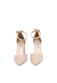 Scarpe con tacco alto in pelle nuda con punta affusolata, cinturino alla caviglia con fibbia e una trama liscia.