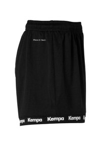 Shorts de sport noirs en tissu doux, avec une taille élastique et un bandeau de logo blanc à l'ourlet. Texte : "2face dry tech."