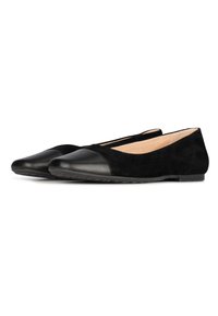 Bailarinas negras con textura de ante y puntera de cuero. Presentan un tacón bajo y un diseño minimalist. La suela es flexible para mayor comodidad.