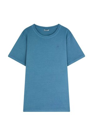 Camiseta de algodón azul con cuello redondo y mangas cortas. Presenta un pequeño logo en color contrastante en el pecho. Textura ligera.