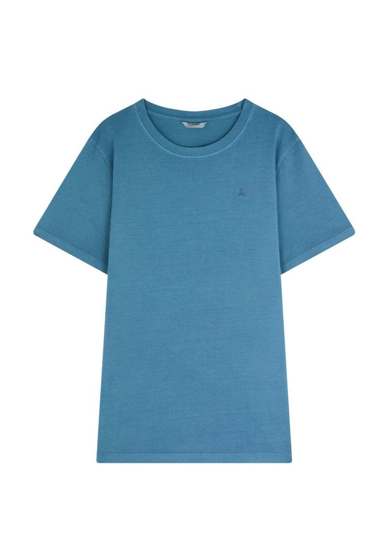 Camiseta de algodón azul con cuello redondo y mangas cortas. Presenta un pequeño logo en color contrastante en el pecho. Textura ligera.