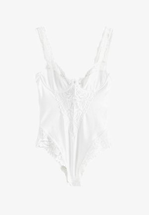 Maillot de bain une pièce blanc avec des bordures en dentelle, présentant un panneau en dentelle en forme de V à l'avant, des bretelles larges et une texture de tissu douce.