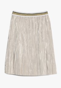 Srebrna plisowana spódnica o metalicznym połysku, z metalicznym złotym paskiem w talii i gładką teksturą na całej powierzchni.