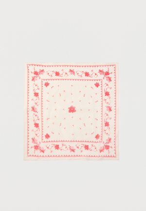 Štvorcová krémová tkanina s červenými kvetinovými vzormi pozdĺž okrajov a roztrúsenými malými kvetmi v strede.