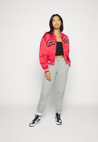 Jordan W J FLIGHT FLC PANT CORE - Pantalon de survêtement - dark grey heather/white