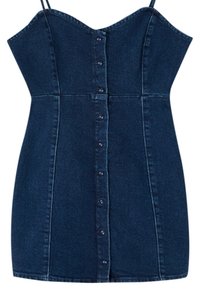 Denim dress in dark blue, featuring a fitted bodice, straight cut, spaghetti straps, and button-down front with seven buttons.