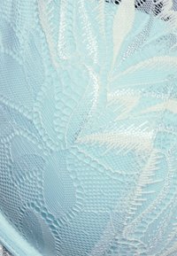 Helles Blaues Spitzen-BH mit floralem Muster, bestehend aus einer glatten Textur und filigranen Details im Stoffdesign, einschließlich dezentem Glanz.