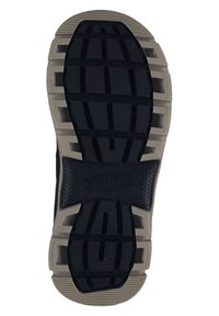 Czarna i beżowa gumowa podeszwa buta z głębokimi rowkami i teksturowanym bieżnikiem dla lepszej przyczepności.