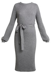 Abito a maglia grigio a costine con maniche lunghe e cintura in vita, caratterizzato da un collo rotondo e una silhouette aderente.