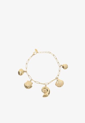 Gouden kettingarmband met vijf bedels in de vorm van schelpen, met verschillende schelpenontwerpen en een sluiting met een kreeftenhaak.