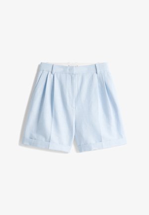 Helle blaue Shorts aus einem weichen Stoff, mit einem gefalteten Vorderteil, umgeschlagenen Säumen und seitlichen Taschen.