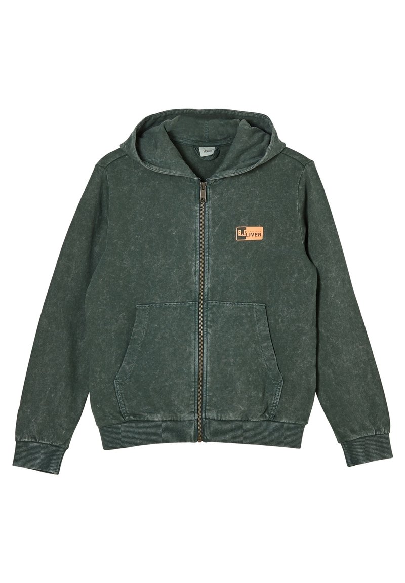Sweat à zip vert en tissu doux. Doté d'une grande capuche, de deux poches avant et d'une petite étiquette de marque sur la poitrine. Texture usée.