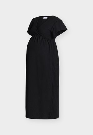 Rochie de maternitate neagră cu mâneci scurte, decolteu în V, talie empire și material texturat pe fundal simplu și deschis la culoare.