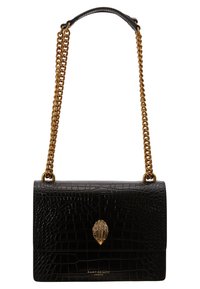 Černá kabelka z umělé kůže s krokodýlím vzorem, zlatou kovovou ozdobou a řetízkovým popruhem. Obsahuje charakteristické logo a přední klopové zavírání.