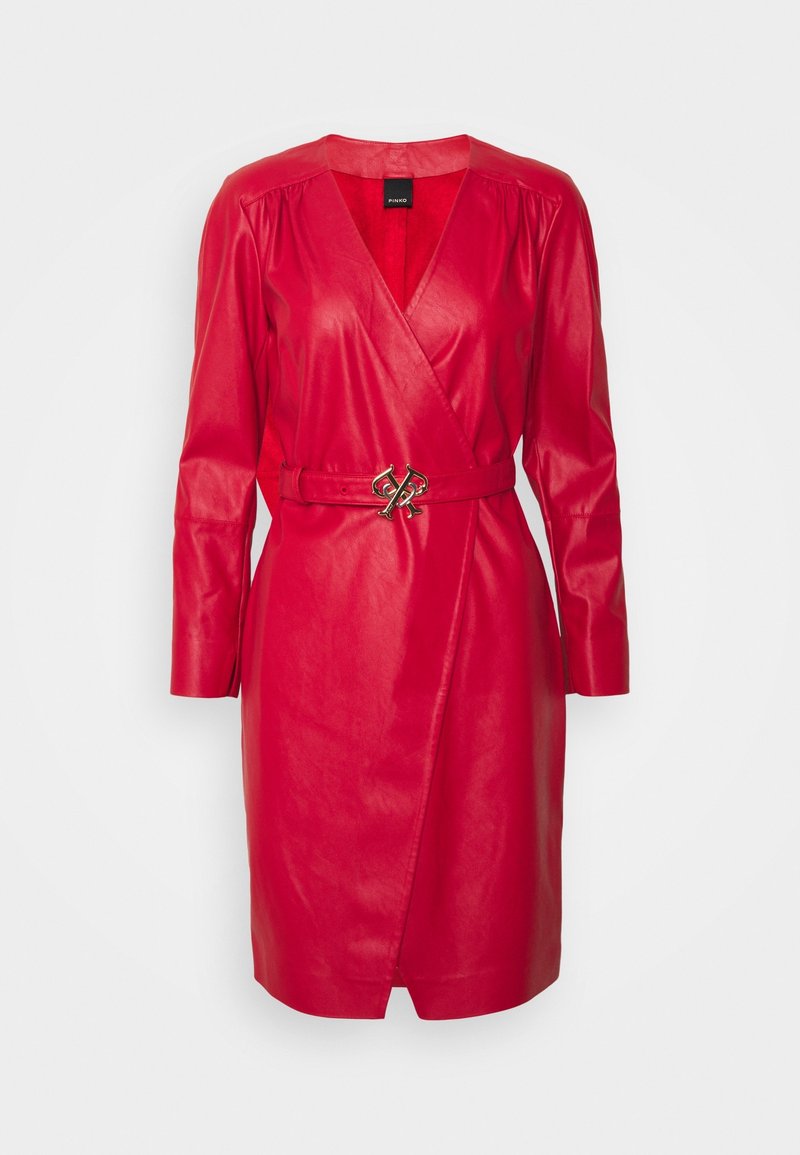 Červené kožené šaty s dlouhým rukávem, výstřihem ve tvaru V, páskem v oblasti pasu a zlatým kovovým prvkem na pásku. Hladká textura a délka ke kolenům.