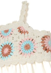 Top all'uncinetto con una base crema, adornato con fantasie floreali multicolori in blu, rosa e marrone; bordo smerlato lungo il collo.