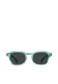 Un paio di occhiali da sole trasparenti color turchese con lenti scure, caratterizzati da accenti triangolari sulle tempie e un design moderno e elegante.