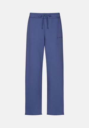 Blauwe joggingbroek van zacht materiaal, met een elastische tailleband en een trekkoord, en zijzakken. De voorkant is geborduurd met een kleine tekstdetail.