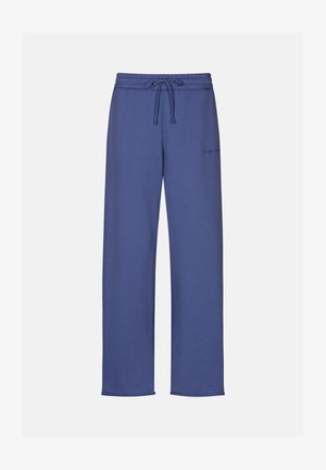 Blauwe joggingbroek van zacht materiaal, met een elastische tailleband en een trekkoord, en zijzakken. De voorkant is geborduurd met een kleine tekstdetail.